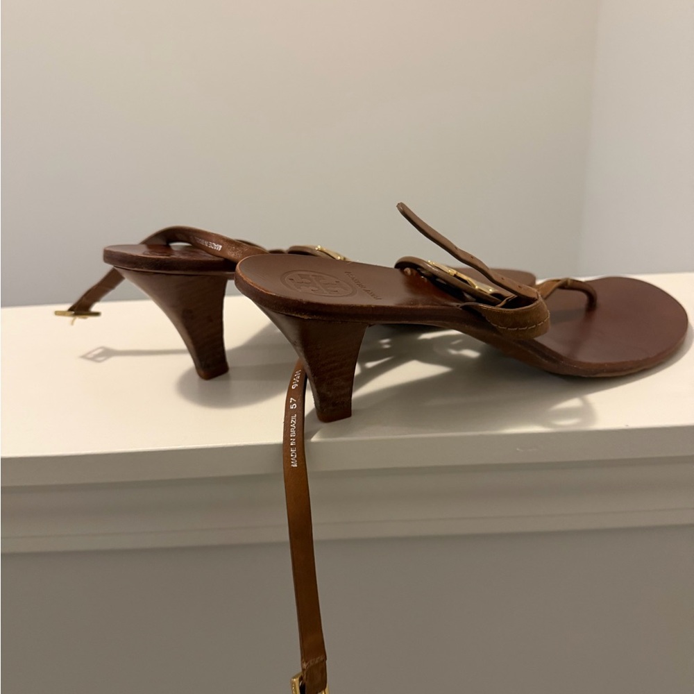 Tory Burch Tan Leather Sandals with Gold Logo - Picture 2 of 5
